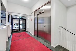 Luxurious 3-Br Apt with Balcony