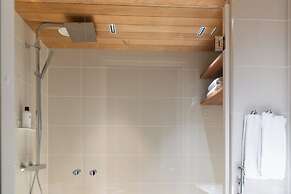 Luxurious 3-Br Apt with Balcony