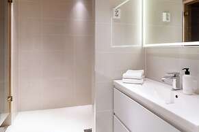 Luxurious 3-Br Apt with Balcony