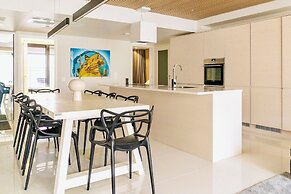 Luxurious 3-Br Apt with Balcony