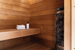 Luxurious 3-Br Apt with Balcony