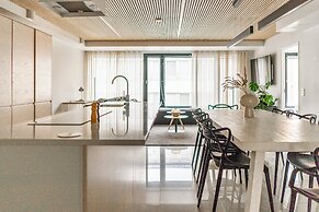 Luxurious 3-Br Apt with Balcony