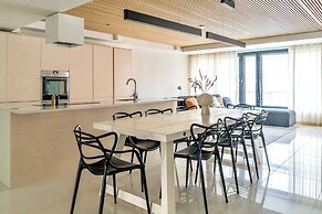 Luxurious 3-Br Apt with Balcony