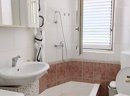 Trogir Downtown Apartments With Private Parking