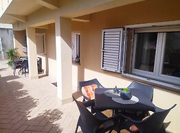 Charming One Bedroom Apartment Povljana