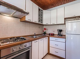 Charming One Bedroom Apartment Povljana