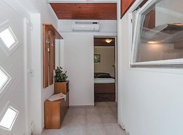 Charming One Bedroom Apartment Povljana