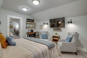 Walk to Beach: Historical Fredericksburg Home