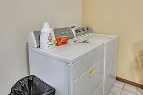 2 Mi to Kansas State Fairgrounds: Cozy Apartment!