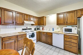 2 Mi to Kansas State Fairgrounds: Cozy Apartment!