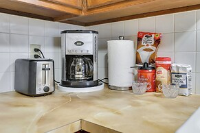2 Mi to Kansas State Fairgrounds: Cozy Apartment!