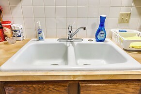 2 Mi to Kansas State Fairgrounds: Cozy Apartment!