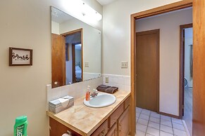2 Mi to Kansas State Fairgrounds: Cozy Apartment!