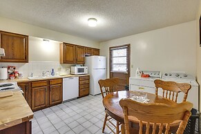 2 Mi to Kansas State Fairgrounds: Cozy Apartment!