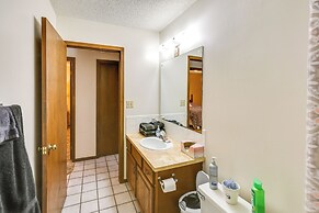5 Mi to Hutchinson Attractions: Cozy Apt