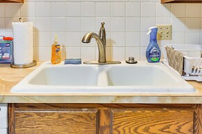 5 Mi to Hutchinson Attractions: Cozy Apt