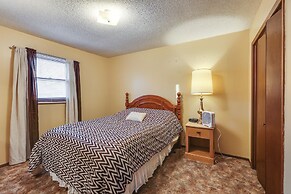 5 Mi to Hutchinson Attractions: Cozy Apt