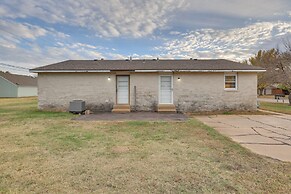 5 Mi to Hutchinson Attractions: Cozy Apt