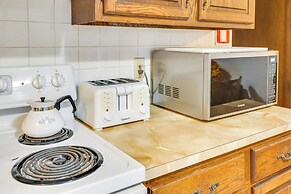 5 Mi to Hutchinson Attractions: Cozy Apt