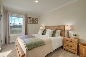 Near Wineries: Hendersonville Home w/ Mtn Views!