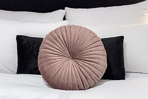 Phaedrus Living: Lykavitos Heights Studio