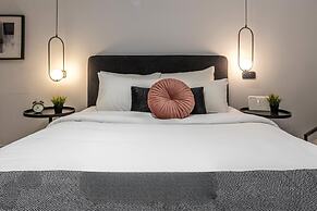 Phaedrus Living: Lykavitos Heights Studio