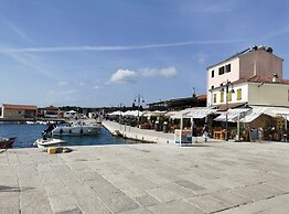 Modern and Bright Fazana Apartment With Balcony and Sea View