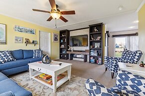 Sunsets & Serenity: Port Clinton Waterfront Stay 3 Bedroom Home