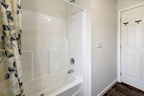 Sunsets & Serenity: Port Clinton Waterfront Stay 3 Bedroom Home