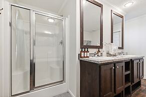 Sunsets & Serenity: Port Clinton Waterfront Stay 3 Bedroom Home