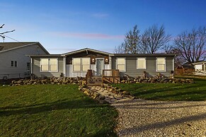 Sunsets & Serenity: Port Clinton Waterfront Stay 3 Bedroom Home