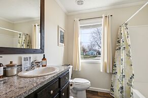 Sunsets & Serenity: Port Clinton Waterfront Stay 3 Bedroom Home