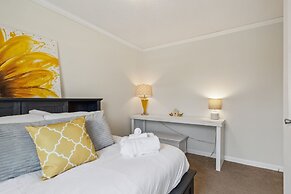 Sunsets & Serenity: Port Clinton Waterfront Stay 3 Bedroom Home