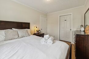 Sunsets & Serenity: Port Clinton Waterfront Stay 3 Bedroom Home