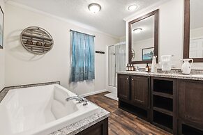 Sunsets & Serenity: Port Clinton Waterfront Stay 3 Bedroom Home