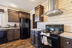 Sunsets & Serenity: Port Clinton Waterfront Stay 3 Bedroom Home