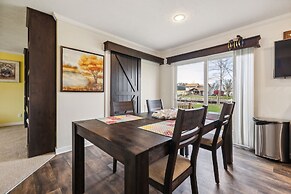 Sunsets & Serenity: Port Clinton Waterfront Stay 3 Bedroom Home