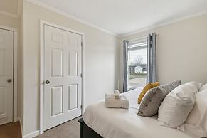 Sunsets & Serenity: Port Clinton Waterfront Stay 3 Bedroom Home