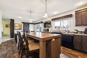 Sunsets & Serenity: Port Clinton Waterfront Stay 3 Bedroom Home