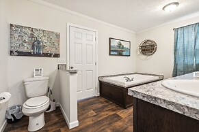 Sunsets & Serenity: Port Clinton Waterfront Stay 3 Bedroom Home