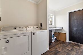 Sunsets & Serenity: Port Clinton Waterfront Stay 3 Bedroom Home