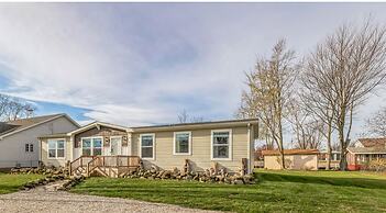 Sunsets & Serenity: Port Clinton Waterfront Stay 3 Bedroom Home