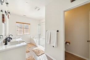 Charming Pet-friendly Getaway In Sunny Beaumont 4 Bedroom Home