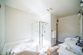 Charming Pet-friendly Getaway In Sunny Beaumont 4 Bedroom Home