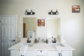 Charming Pet-friendly Getaway In Sunny Beaumont 4 Bedroom Home