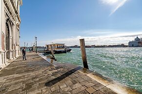 Venice Guggenheim Apt by Wonderful Italy