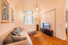 Historic 2BR Oasis in Kolonaki
