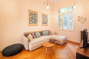 Historic 2BR Oasis in Kolonaki