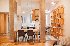 Historic 2BR Oasis in Kolonaki