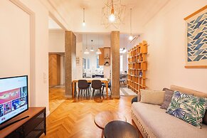 Historic 2BR Oasis in Kolonaki